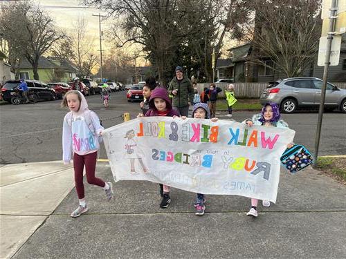 学生们举着写有“步行自行车”的横幅步行上学 & Roll In Honor of Ruby Bridges——《James John Elementary》